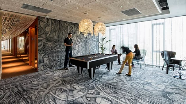 Un ejemplo extremo de cómo el piso se conecta con la pared a través no sólo del mismo diseño, sino también del mismo material y hasta la misma pieza de decoración.