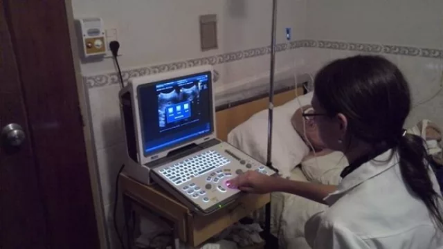 No sólo te hacen análisis a domicilio, ahora también van con un ecógrafo (la salud, móvil)