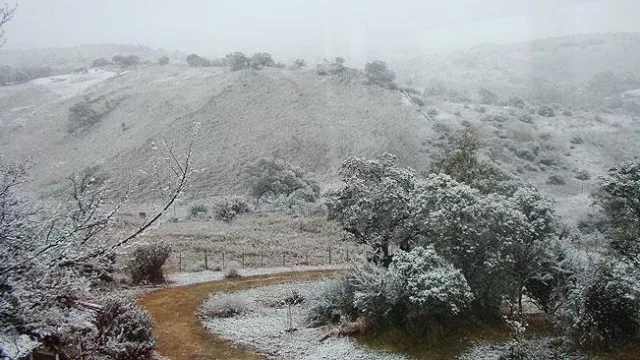 Ayer, infierno; hoy, invierno (cae nieve en Altas Cumbres)