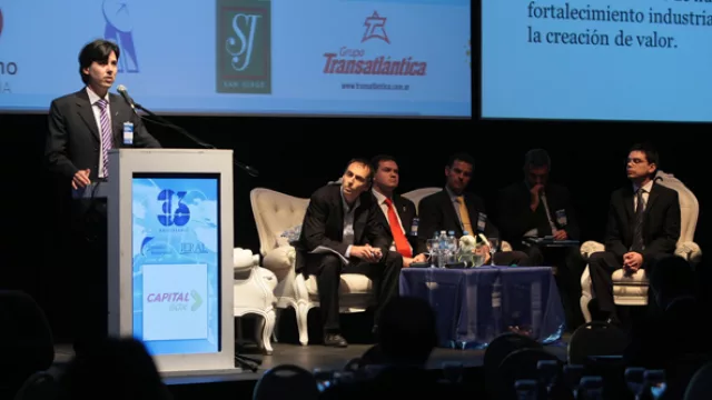 Juan Manuel Garzón, otro de los economistas del staff de la Mediterránea, diserta ante un atento living.