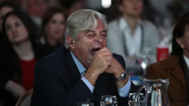 un mate por favor, el ex presidente uruguayo Lacalle acompañó en el aniversario de la Fundación Mediterránia aunque el cansancio y la modorra se hicieron notar.