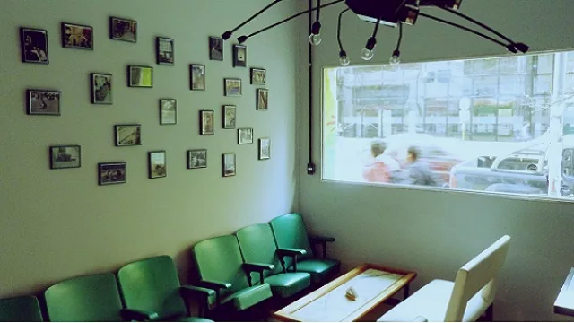 Butacas de cine dan un giro a la decoración y con el simple mobiliario juegan con los clientes.