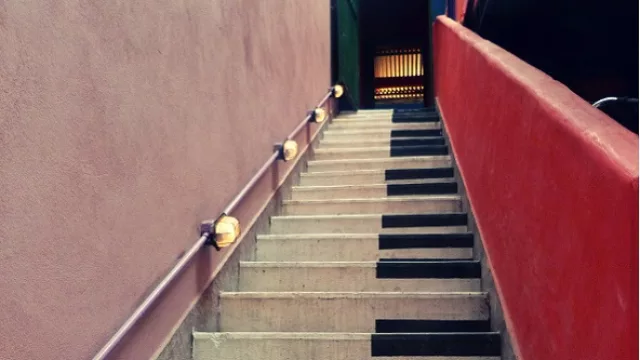 Con simple pintura se le otorgó un toque original a estas tradicionales escaleras.