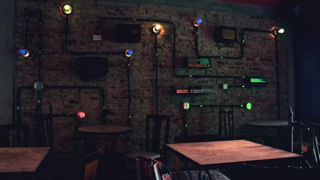 Radios, caseteras y demás aparatos electrónicos vintage en expuestos e interconectados.