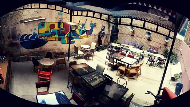 El mobiliario es único (ninguna pieza se repita), reforzando la idea de que el arte es irremplazable.