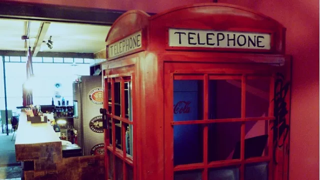 La cabina de teléfono que se hizo cabina de DJ.