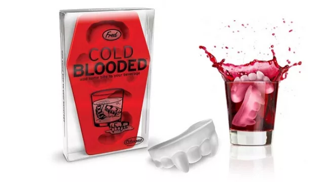 El Conde dejó sus dientes en el vaso.