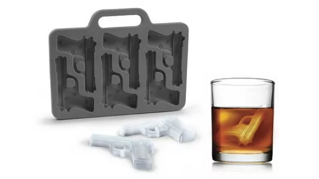 La cubetera en forma de valija porta armas.