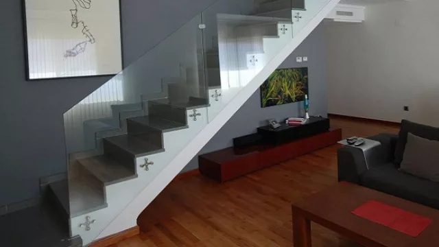 Barandas enteramente de vidrio, estéticas pero no tan funcionales a falta de pasamanos.