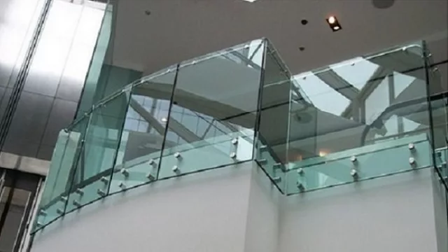 Otra opción de baranda para balcones, totalmente de vidrio y curva. Ideal para interior de edificios.