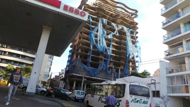 La Municipalidad multará y obligará a demoler los pisos de Live! que sobrepasan los límites de la ordenanza.