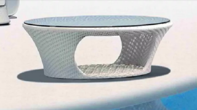 Una original mesa ratonera compuesta de ratán, aluminio sintético y cristal templado.