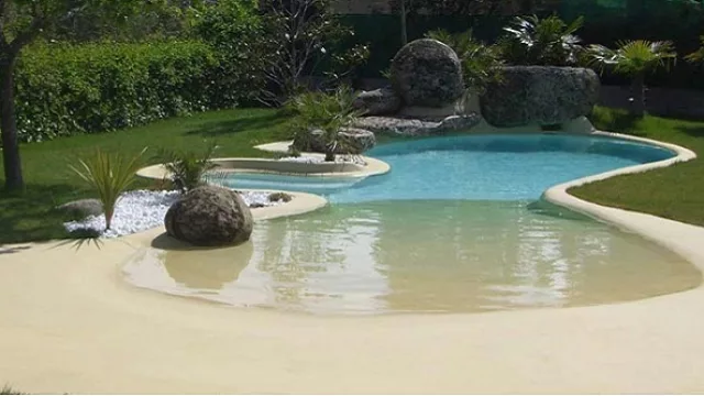 Arena, sol… ¡y la pileta azul!