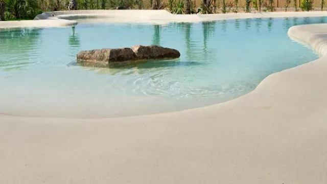 El material resiste el cloro y puede limpiarse con cepillo e hidrolavadora.