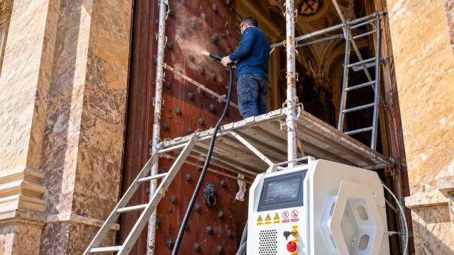 Lija y removedor no van más: cómo es el nuevo "decapado láser" que se hace en la Catedral de Córdoba (restauración)