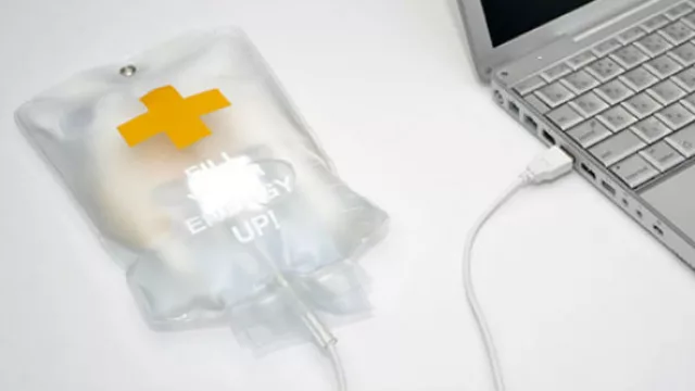 “Fill your energy up!”… hacía falta un suero para recargar las energías después de horas de trabajo en la computadora. Se llena con agua. (Disponible en Esperanto A go go).