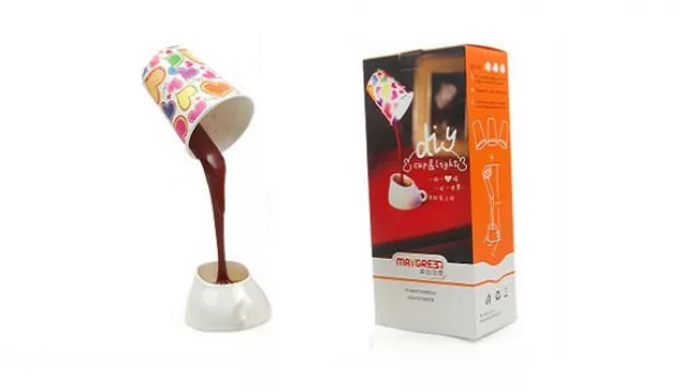 Porque el café está relacionado con el trasnochar y el trabajo en computadora, faltaba una lámpara que le rindiera tributo. (Disponible en tiendas online).