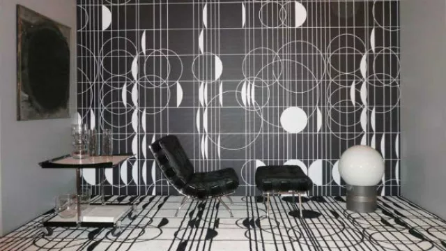 La pared y la alfombra encuentran su contrapunto uno con el otro.