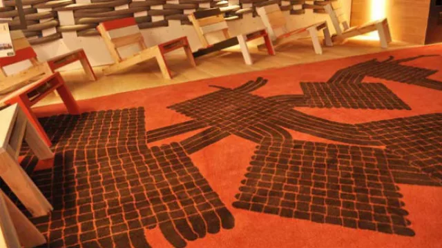 Incluso el mobiliario puede combinar con el diseño de la alfombra.