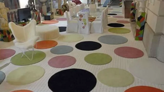 Pequeñas carpetas dejando entrever la superficie cubierta también realzan el espacio.