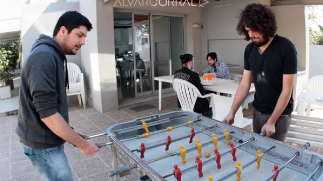 Los chicos se entretienen a la hora del almuerzo