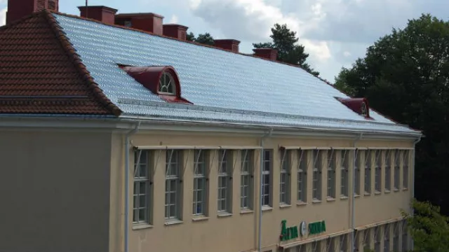 Así quedó el techo de un hotel español con las tejas de vidrio.