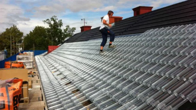 Las tejas de Soltech se instalar sobre una cubierta negra para atraer la luz y capitalizar el calor. 