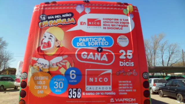 La campaña decoró los colectivos