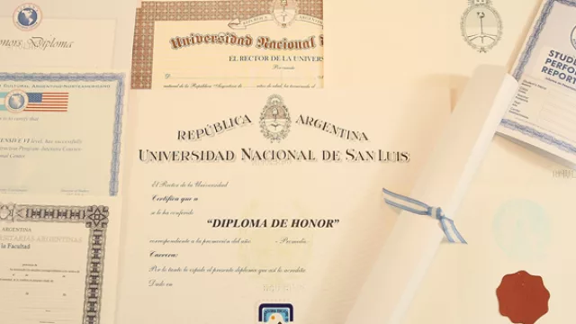 Gráfica Latina copa el 40% del mercado nacional de los diplomas (chau a los títulos truchos)