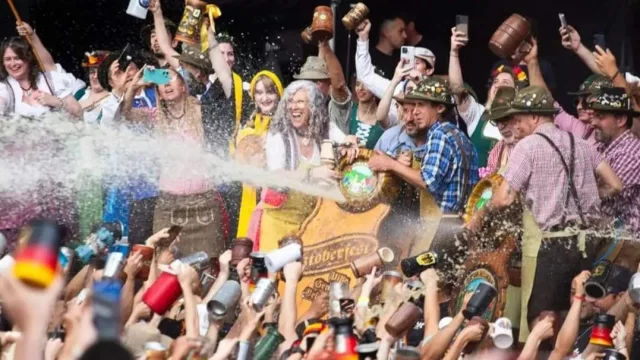 "Ya estoy aquí, en VGB, de vuelta en la Oktoberfest" como dice la pegadiza canción festiva