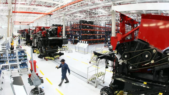 Así van quedando las cosechadoras made in Córdoba; por ahora producen una cada dos días.