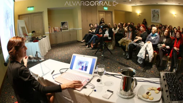 La diseñadora dictó un curso de armado de tocados invitada por la Universidad Empresarial Siglo 21.