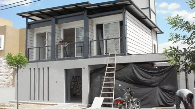 Vivienda familiar en barrio Las Tejas con container revestido.