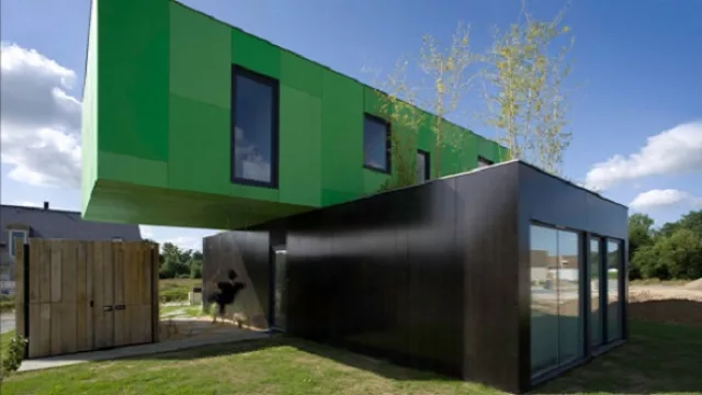 Gran parte del encanto de construir con containers es mantener la estructura metálica a la vista (pues, es resistente a la intemperie).