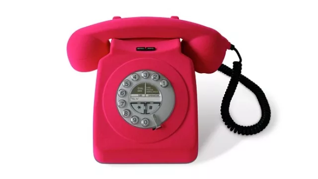 El teléfono flocado de Johnny Egg “tapizado” con terciopelo. Reivindicando la naturaleza decorativa y poco funcional de este objeto.