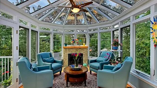 Como una vidriera, el living en el patio pero protegido.