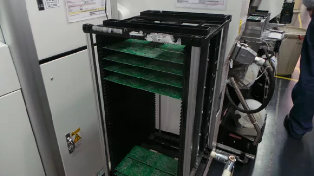 Las placas “desnudas” antes de ingresar a la chipeadora