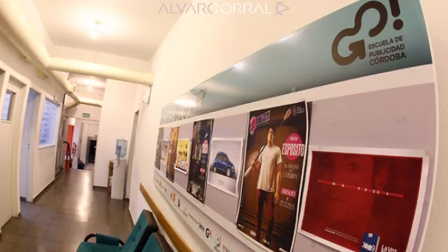 Las paredes empapeladas de creatividad cordobesa.