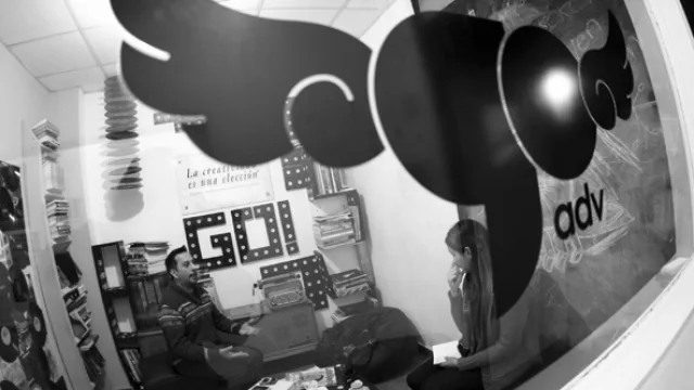 La particular biblioteca de la escuela, fiel a su estilo