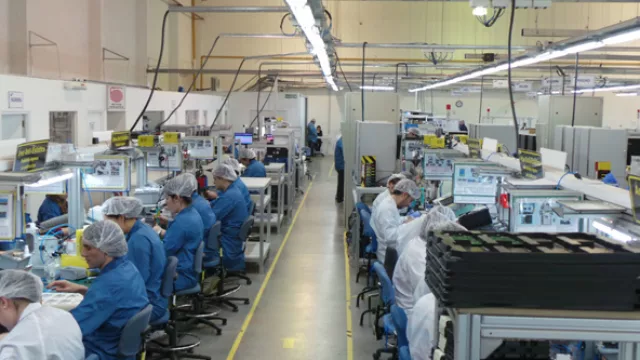 La líneas de montaje de Motorola Razr 1, D1 Tv y D3 en Brighstar