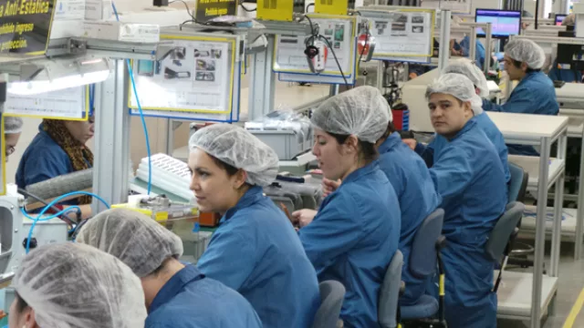 La líneas de montaje de Motorola Razr 1, D1 Tv y D3 en Brighstar