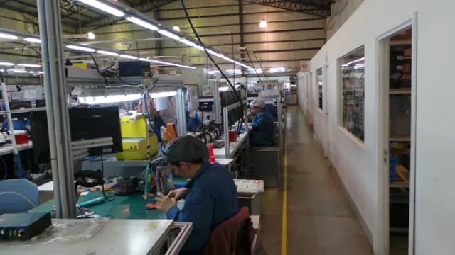 La líneas de montaje de Motorola Razr 1, D1 Tv y D3 en Brighstar