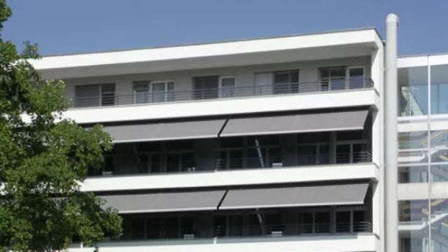 La saliente de los toldos suele ser de 3 metros por lo que es importante cuidar los brazos invisibles de las contingencias del medio ambiente.