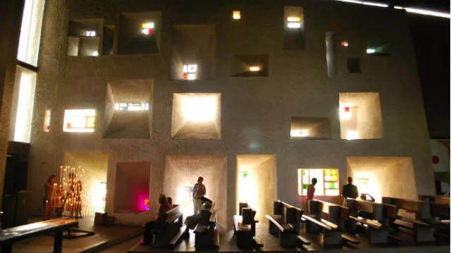 El interior de la capilla muestra cómo se aprovecho la luz natural para iluminar y remarcar el efecto del vitró.