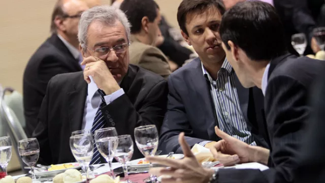 El cónsul honorario de Bélgica, Alejandro Blaess, escucha atentamente al titular del CPCE, José Arnoletto.