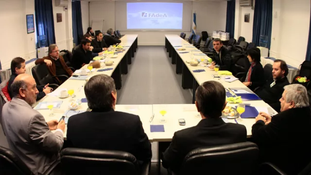 El presidente de Fadea encabezó una charla con periodistas locales.