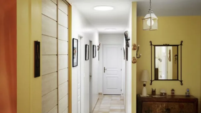 La luz que proviene del tubo solar es 14 veces más potente que los focos de luz eléctrica.