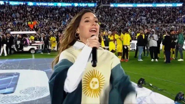 Catamarca llegó a la despedida de Messi con el poncho bandera que lució La Sole
