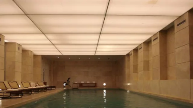 Los cielorrasos son de PVC por lo que resisten la humedad y pueden instalarse en ambientes como éste, una pileta del Hotel Hyatt.