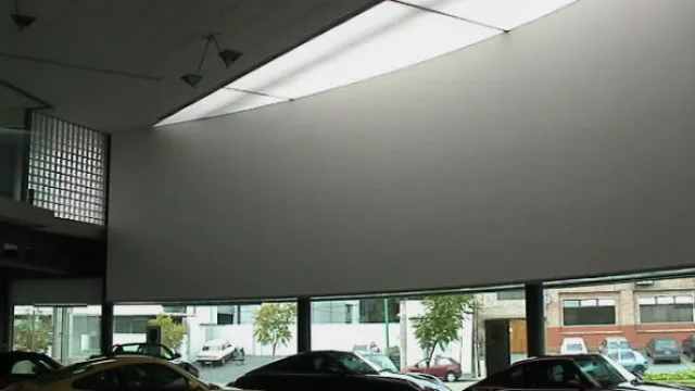 Los cielorrasos translúcidos que dan al exterior, como éste de Porche, están fabricados con una trama de poliéster cubierta de PVC